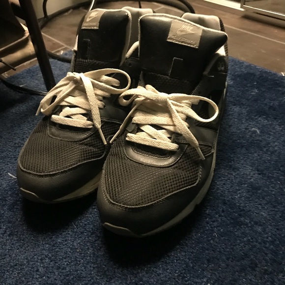 Nike AirMax Navigates - Picture 2 of 4